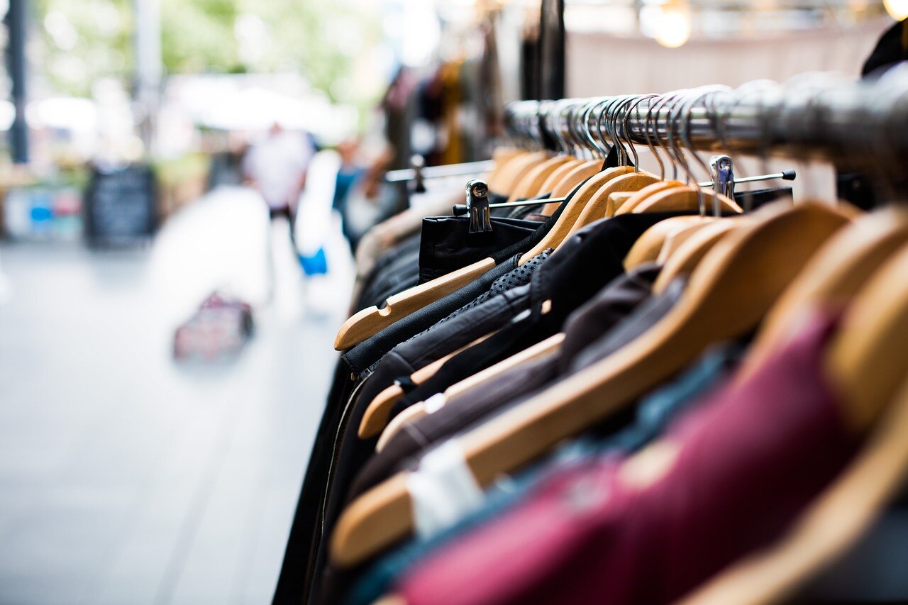 Escaparate en una tienda de ropa Fotografía de un escaparate en una tienda de ropa