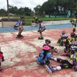 Fotografía de Andres Felipe Muñoz y niños del amazonas en taller de patinaje