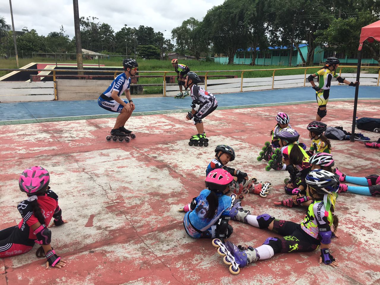 Andres Felipe Muñoz y niños del amazonas en taller de patinaje Fotografía de Andres Felipe Muñoz y niños del amazonas en taller de patinaje