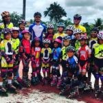 Fotografía de Andres Felipe Muñoz y niños del amazonas en taller de patinaje