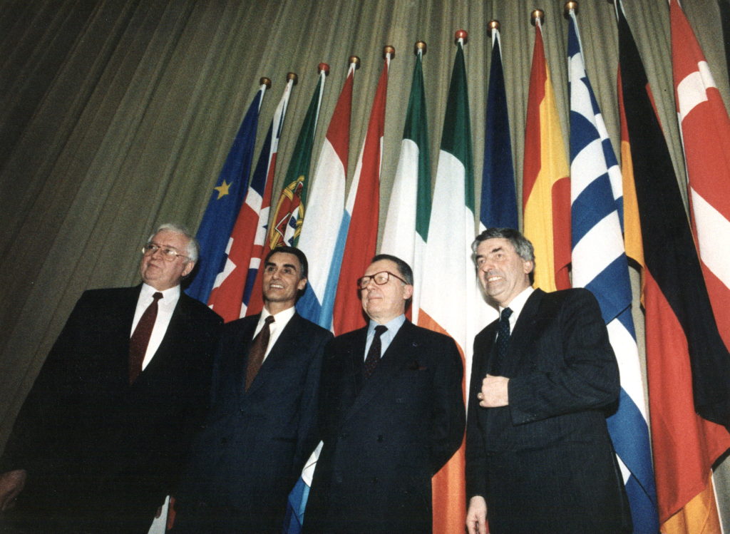 Fotografía de la firma del Tratado de la Unión Europea