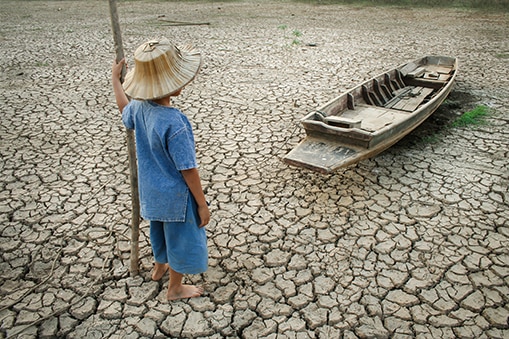 retos mundial niño pobreza norte sur barca fotografia de retos mundial niño pobreza norte sur barca bbva