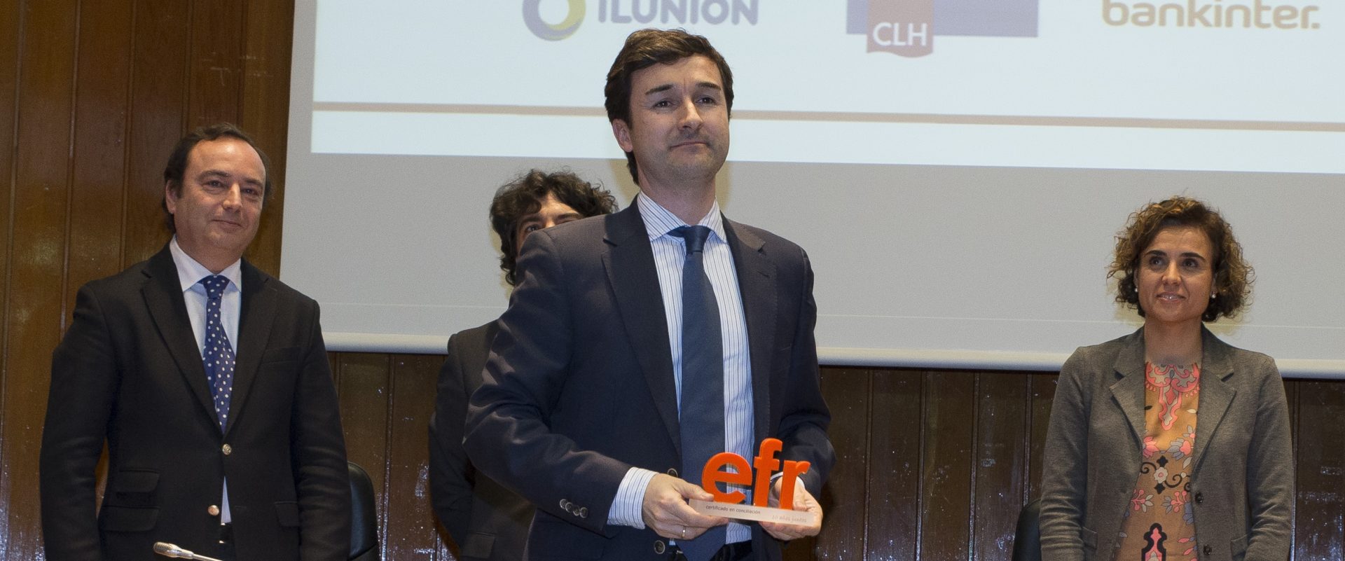 Imagen de Ricardo Forcano, director de Talento y Cultura de BBVA, recoge el reconocimineto de la Fundación Másfamilia a la conciliación y la igualdad