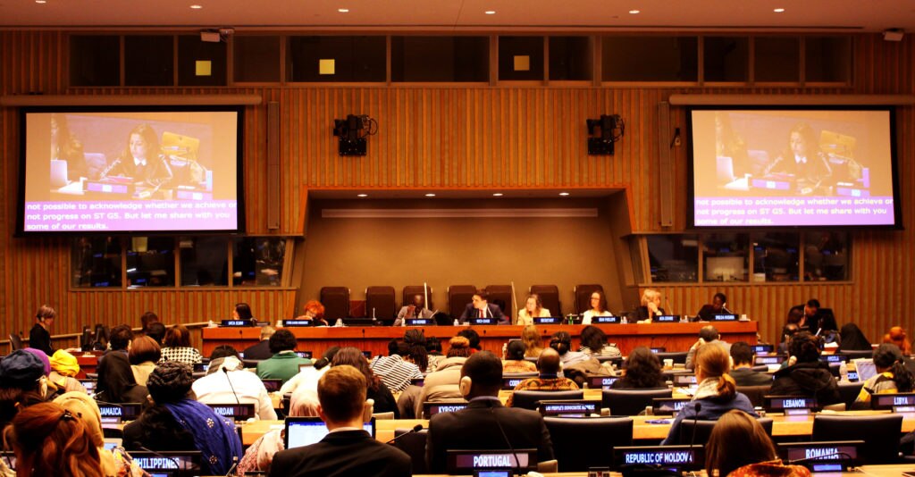 Laura Fernández, de la FMBBVA, en Naciones Unidas en la CSW61 Fotografía de Laura Fernández, de la FMBBVA, en Naciones Unidas en la CSW61
