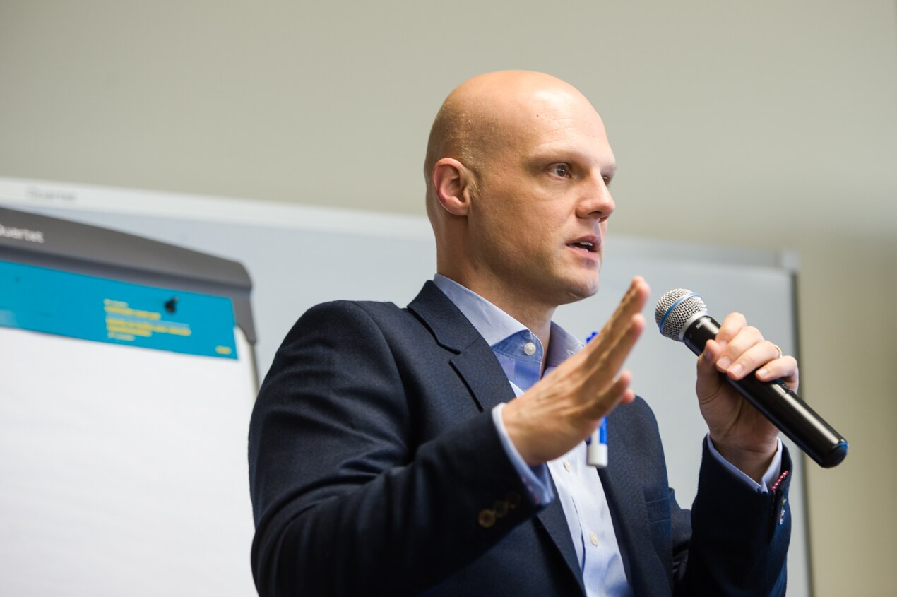 Derek White director de BBVA Global Customer Solutions ndurante una intervención en la BBVA South America Global Week de Dallas Fotografía de Derek White director de BBVA Global Customer Solutions ndurante una intervención en la BBVA South America Global Week de Dallas