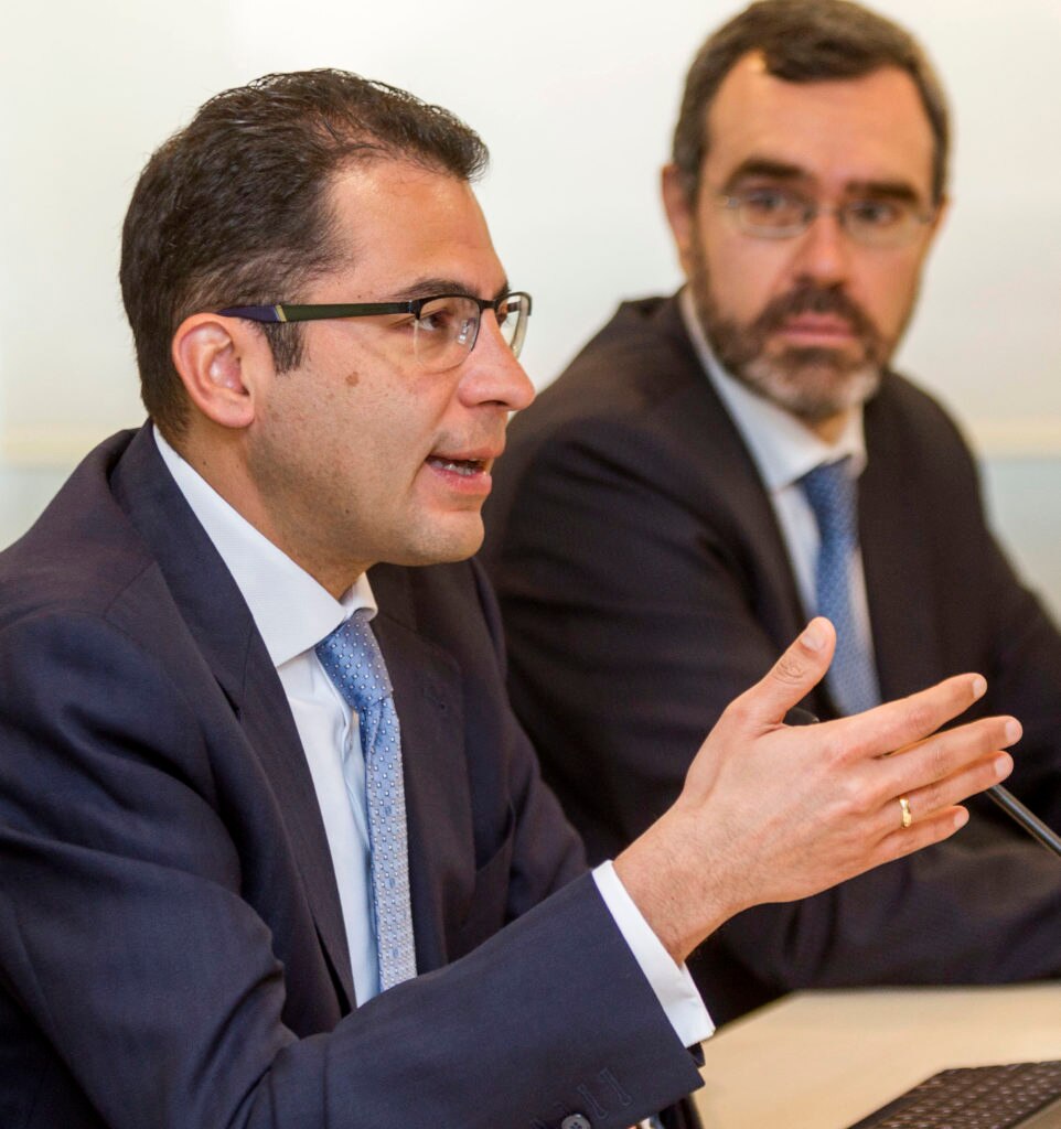 El director de la Territorial Este del BBVA, Alberto Charro (d), y el economista jefe para España de BBVA Research, Miguel Cardoso (i), han presentado hoy en Palma el informe BVA RESEARCH PRESENTACIÓN DEL INFORME ILLES BALEARS