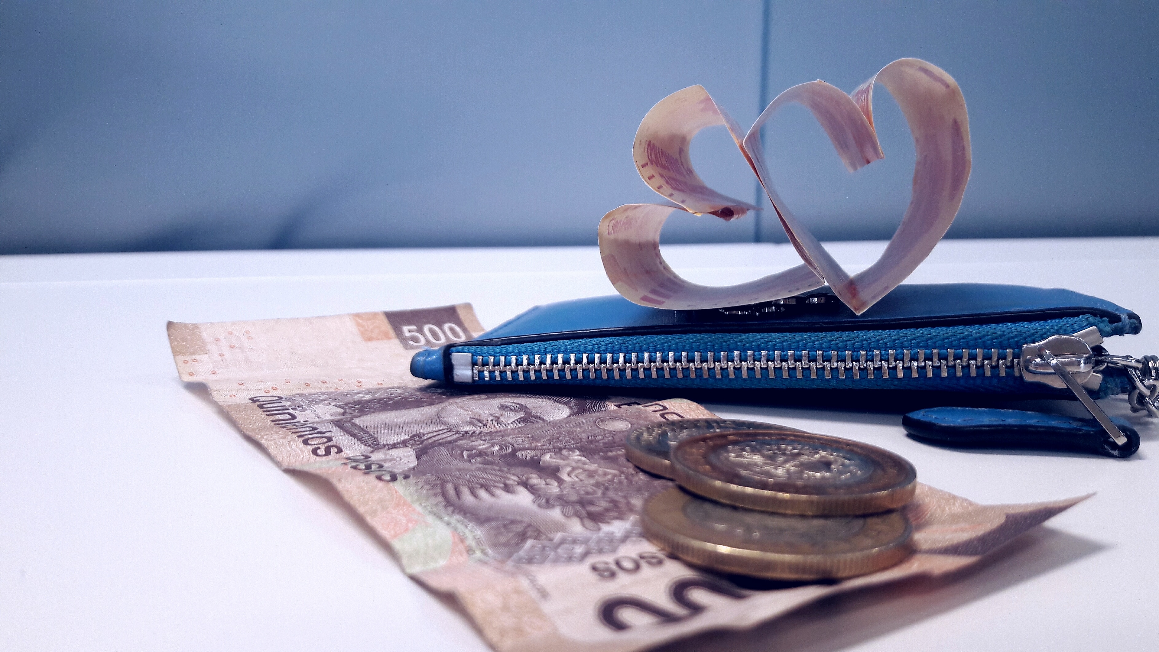 cartera-azul-billetes-corazones-dinero-amor cartera-azul-billetes-corazones-dinero-amor