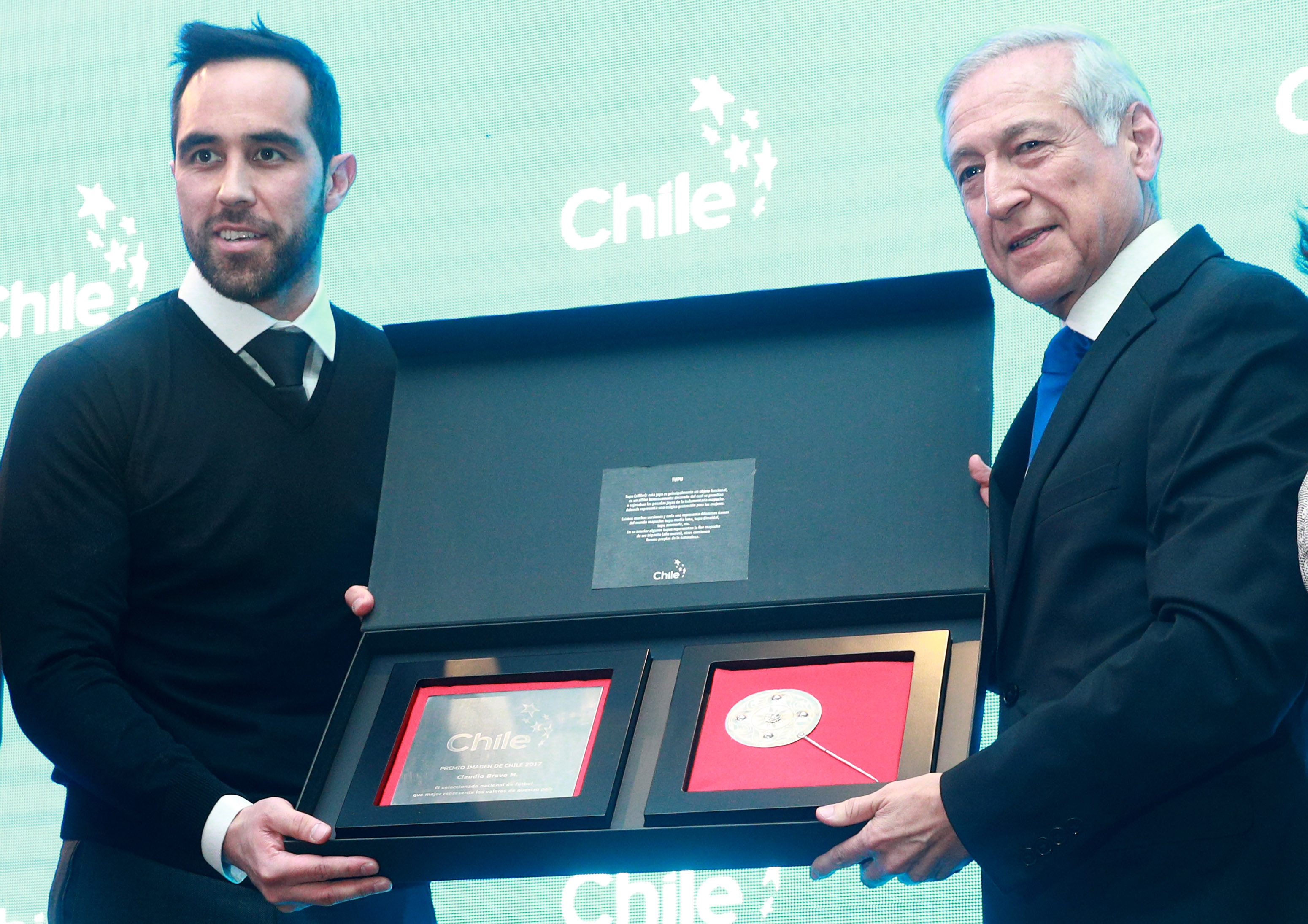 Claudio Bravo, premio Imagen de Chile Claudio Bravo, premio Imagen de Chile