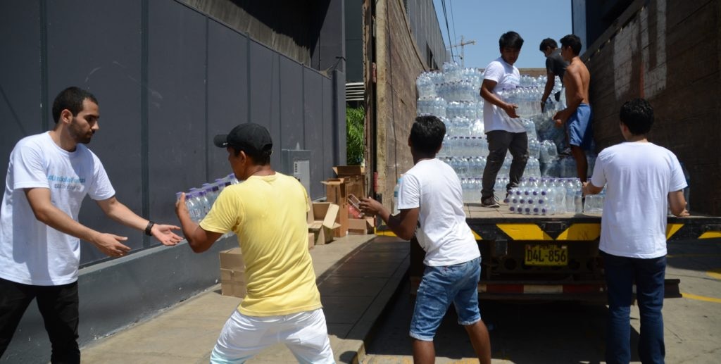 Colaboradores de BBVA Continental durante labores de ayuda a damnificados por Niño costero. colaboradores BBVA Continental, ayuda, voluntariado, Niño costero, emergencia climática