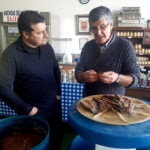 Josep Roca visita Bermeo para aprender, de la mano de Pepe Apraiz , el proceso artesanal de elaboración de anchoas.