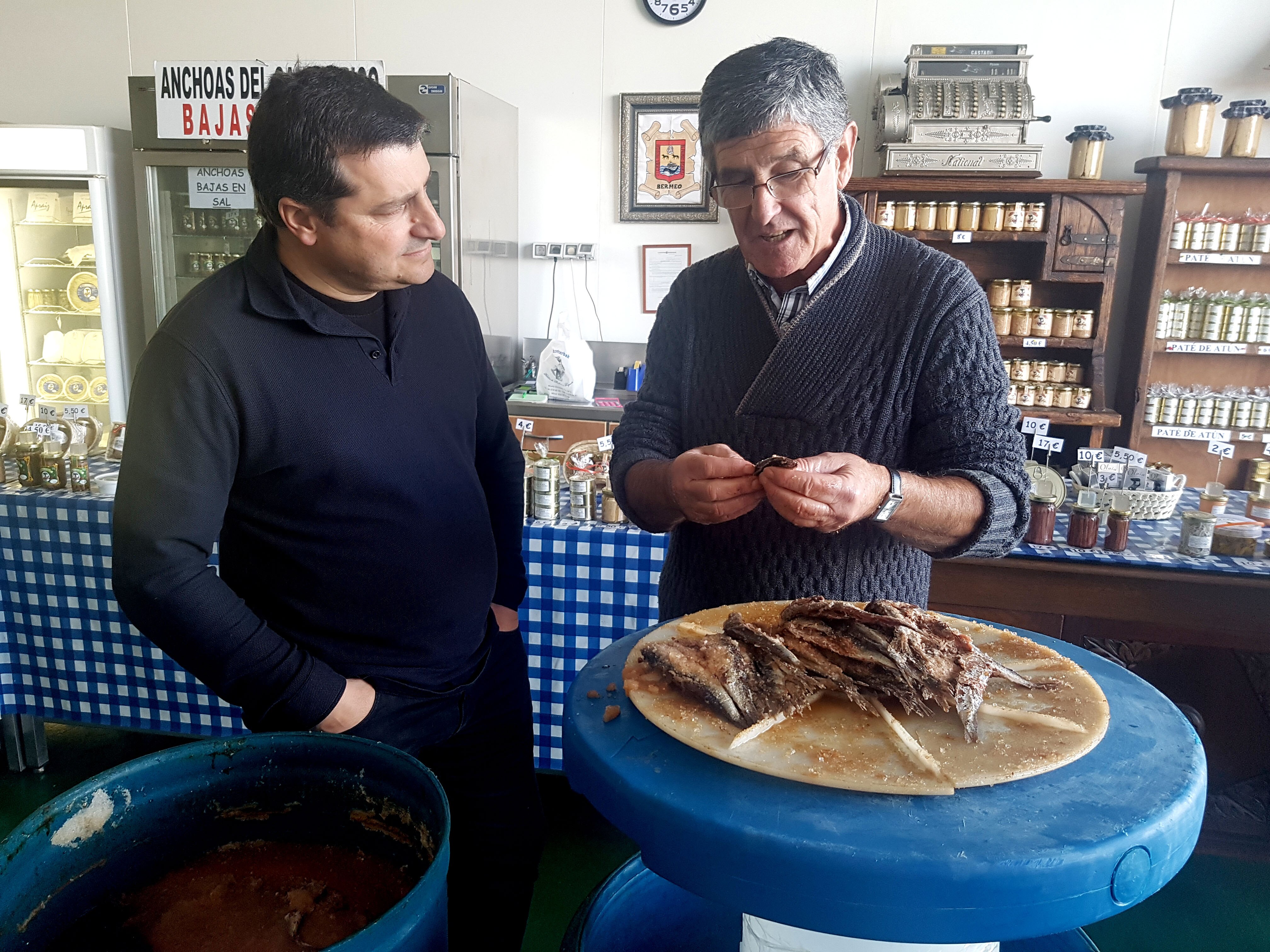Josep Roca visita Bermeo para aprender, de la mano de Pepe Apraiz , el proceso artesanal de elaboración de anchoas.