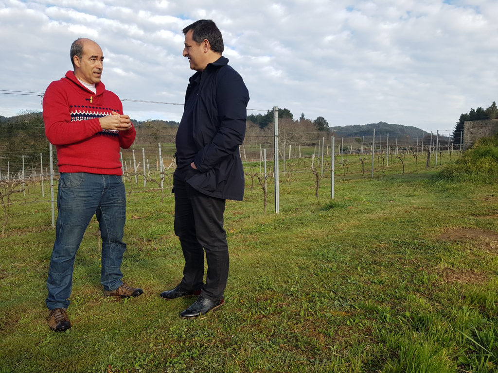 Josep Roca habla con Garikoitz Ríos, de las bodegas Itsasmendi, que se encuentran en Gernika (Vizcaya)
