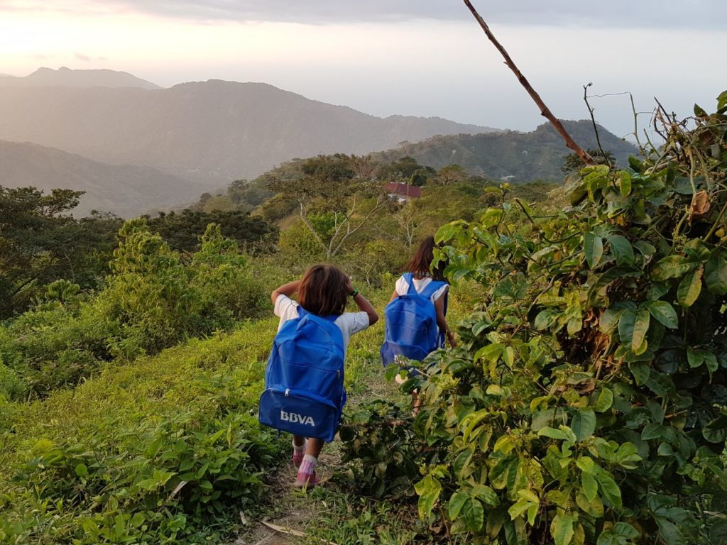 Niños de la comunidad Koguis con el kit escolar de BBVA Fotografía de Niños de la comunidad Koguis con el kit escolar de BBVA