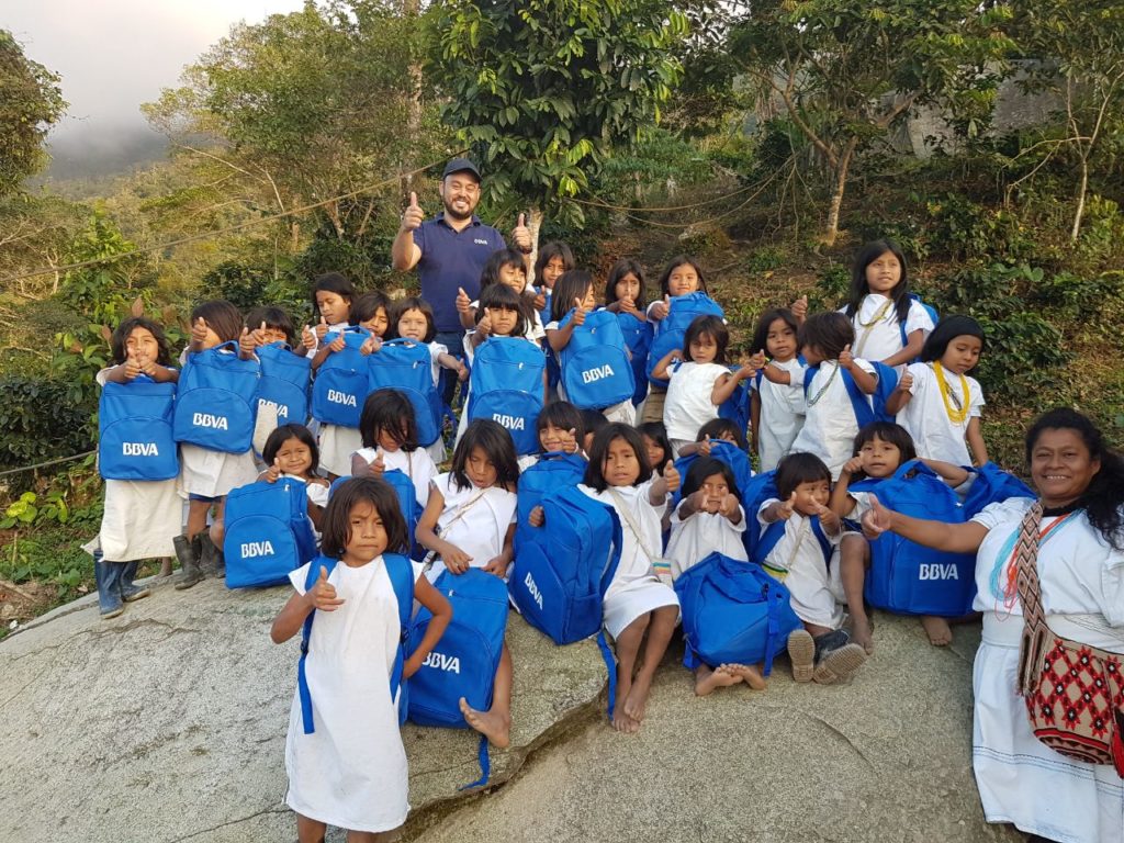 Óscar Arias en la Sierra Nevada de Santa Marta con los niños de la comunidad koguis Fotografía de Óscar Arias en la Sierra Nevada de Santa Marta con los niños de la comunidad koguis