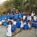 Fotografía de Óscar Arias en la Sierra Nevada de Santa Marta con los niños de la comunidad koguis
