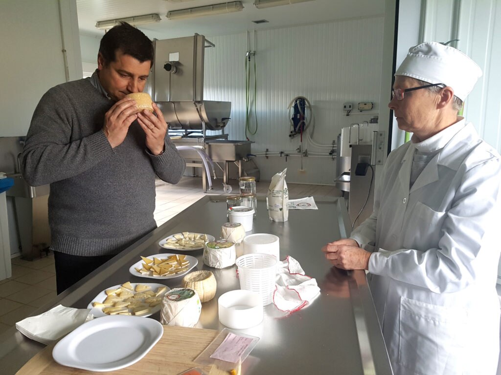 La quesera Helen Groome muestra al chef Josep Roca los quesos ecológicos que fabrican en la quesería Vista Alegre (Valle de Carranza)
