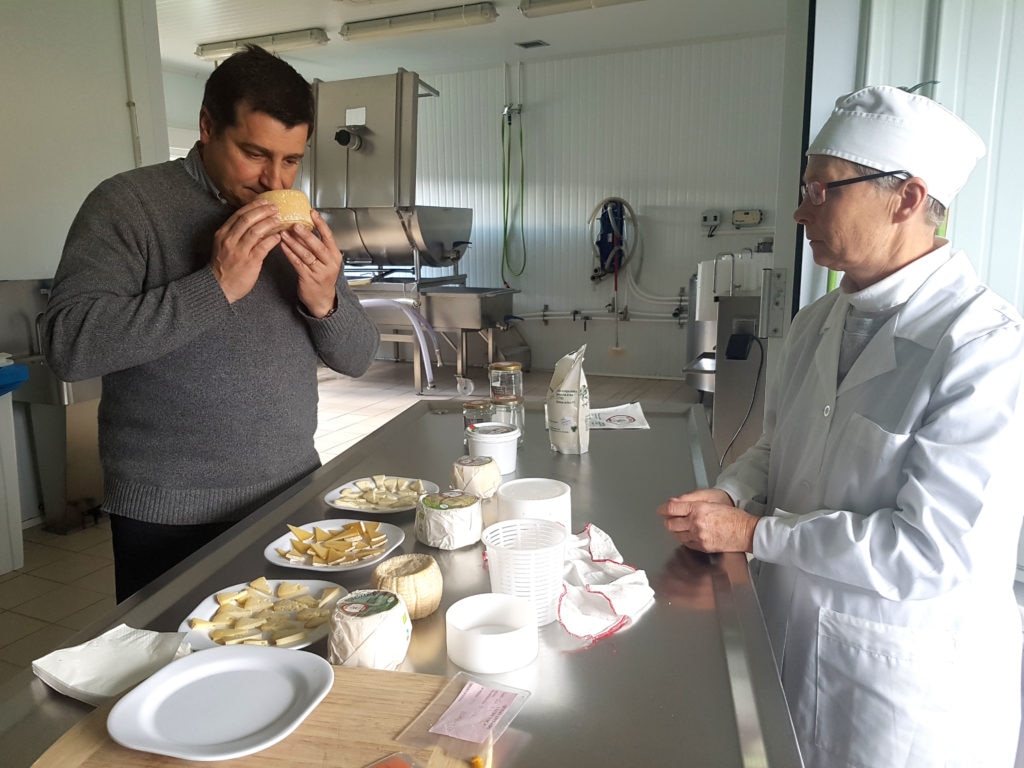 La quesera Helen Groome muestra al chef Josep Roca los quesos ecológicos que fabrican en la quesería Vista Alegre (Valle de Carranza) La quesera Helen Groome muestra al chef Josep Roca los quesos ecológicos que fabrican en la quesería Vista Alegre (Valle de Carranza)