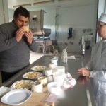 La quesera Helen Groome muestra al chef Josep Roca los quesos ecológicos que fabrican en la quesería Vista Alegre (Valle de Carranza)
