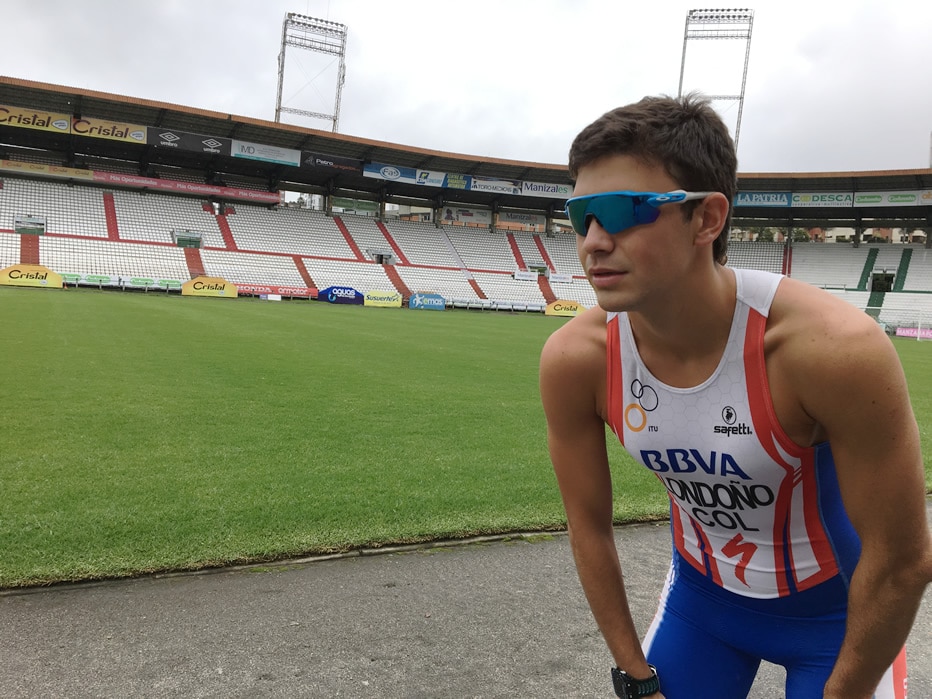 Fotografía de Eduardo Londoño, en la pista atlética del estadio Palogrande