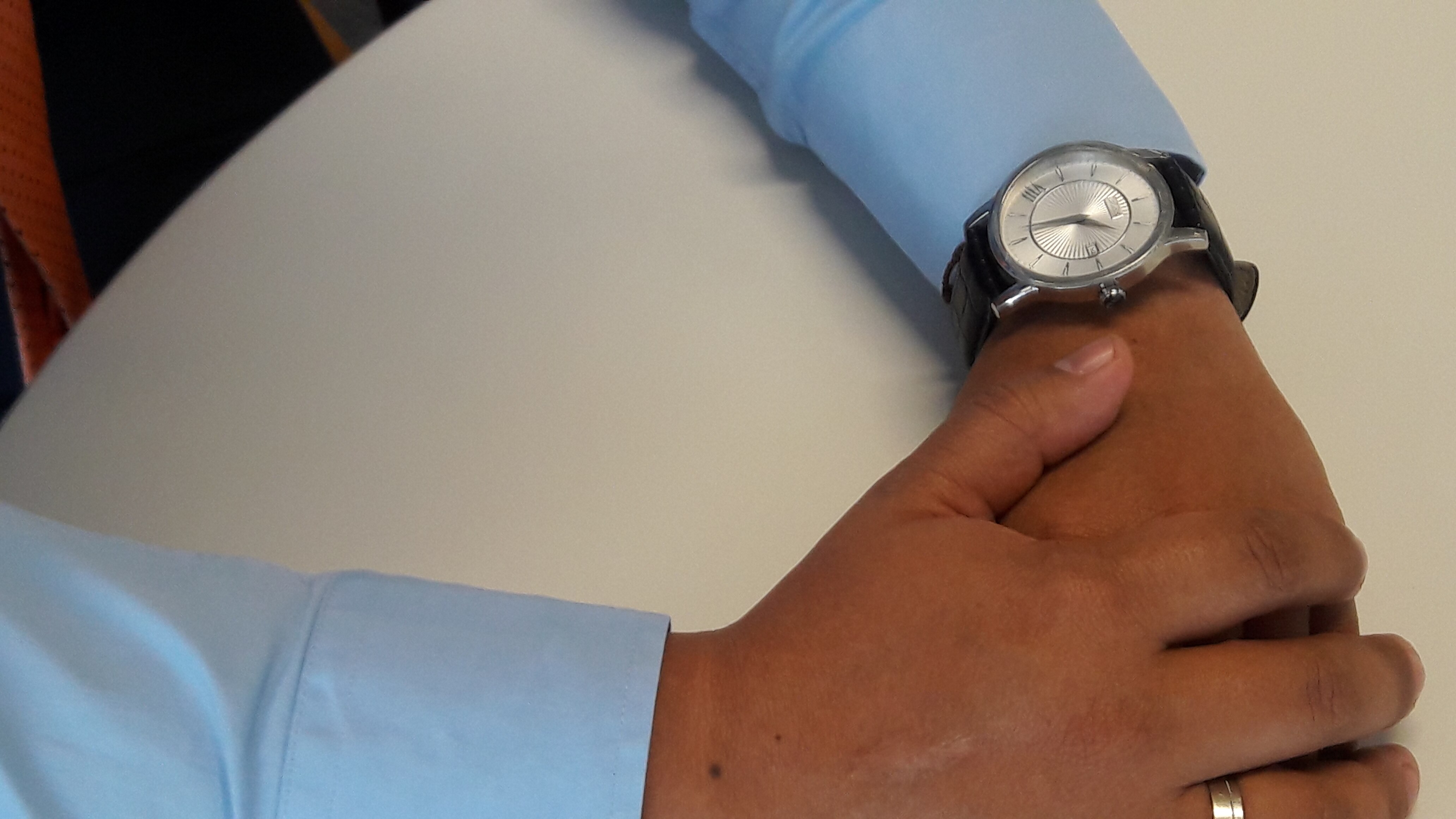 reloj-camisa-azul-cambio-horario reloj-camisa-azul-cambio-horario