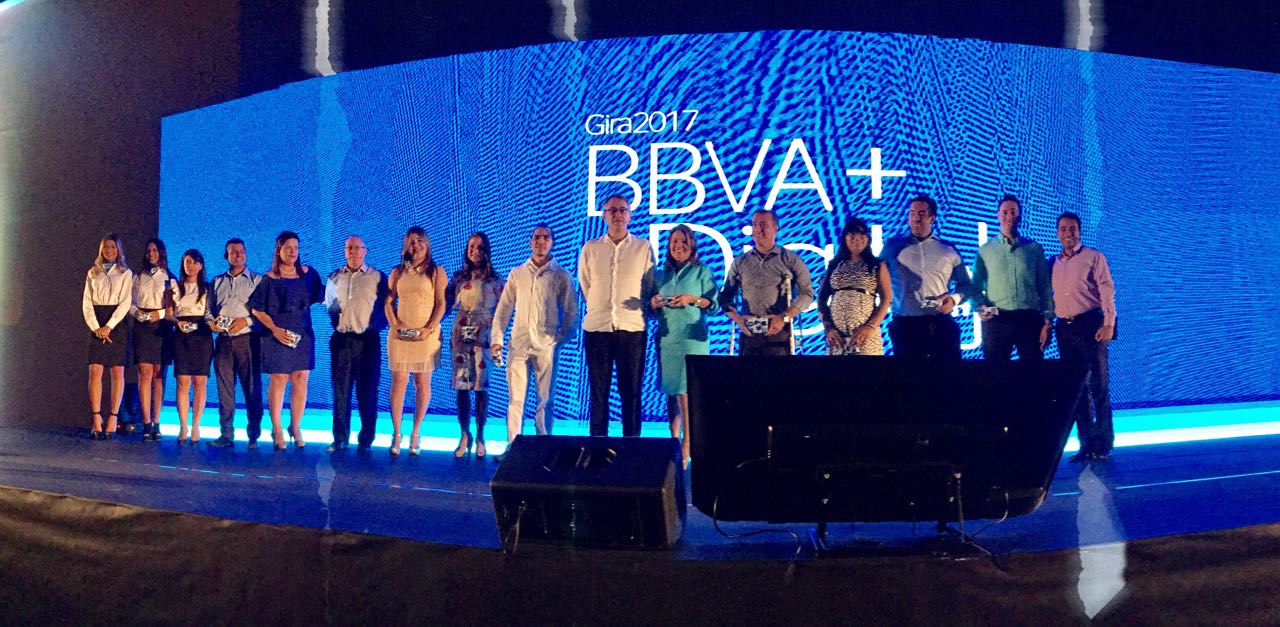 Trofeos entregados a empleados en la Gira BBVA + digital 2017 Fotografía de Trofeos entregados a empleados en la Gira BBVA + digital 2017