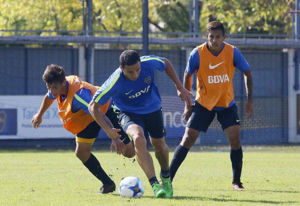 Leonardo Jara lleva la pelota Entrenamiento Boca BBVA