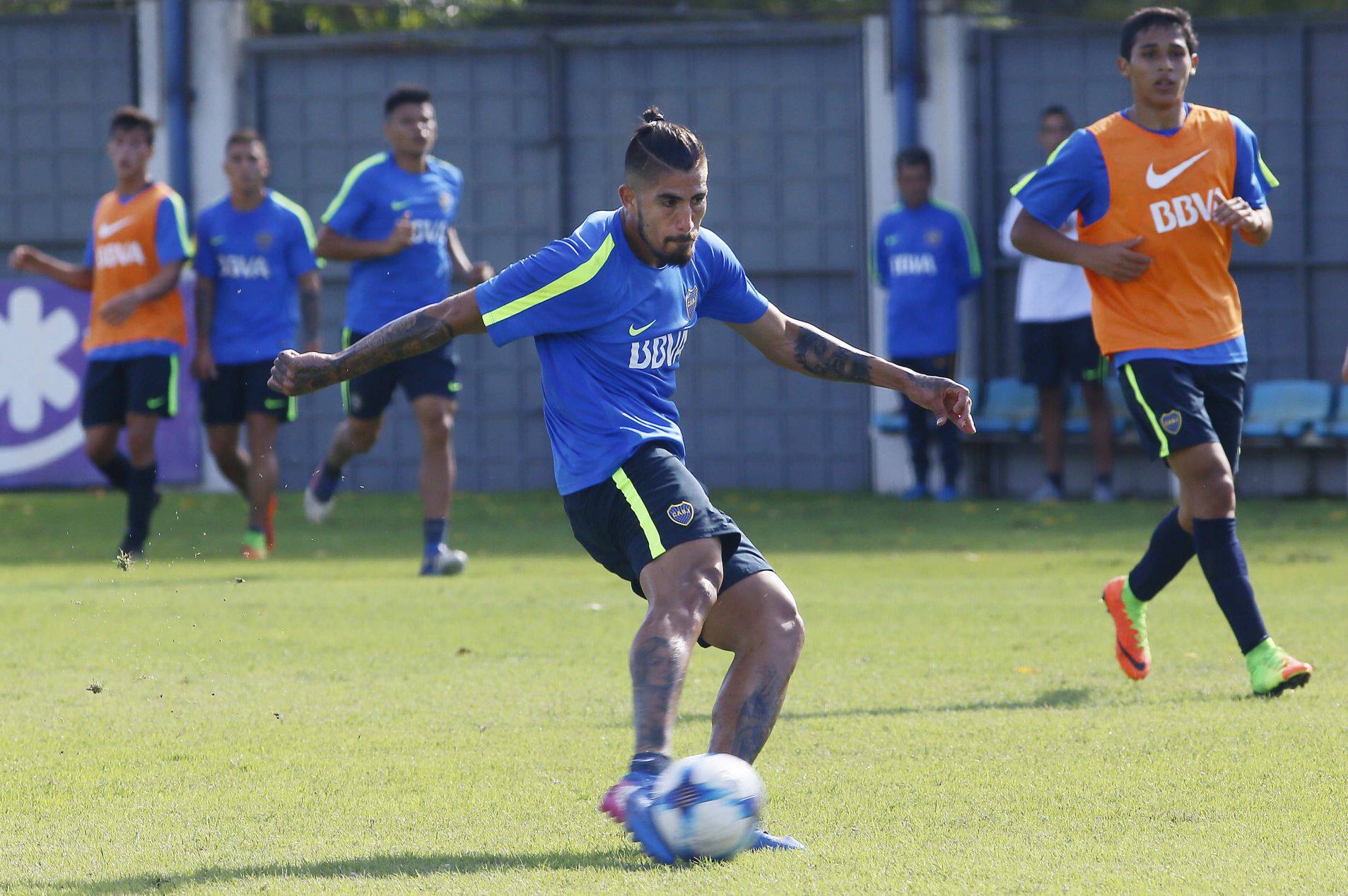 Junior Benítez le pega con derecha en entrenamiento de Boca Juniors Entrenamiento Boca BBVA