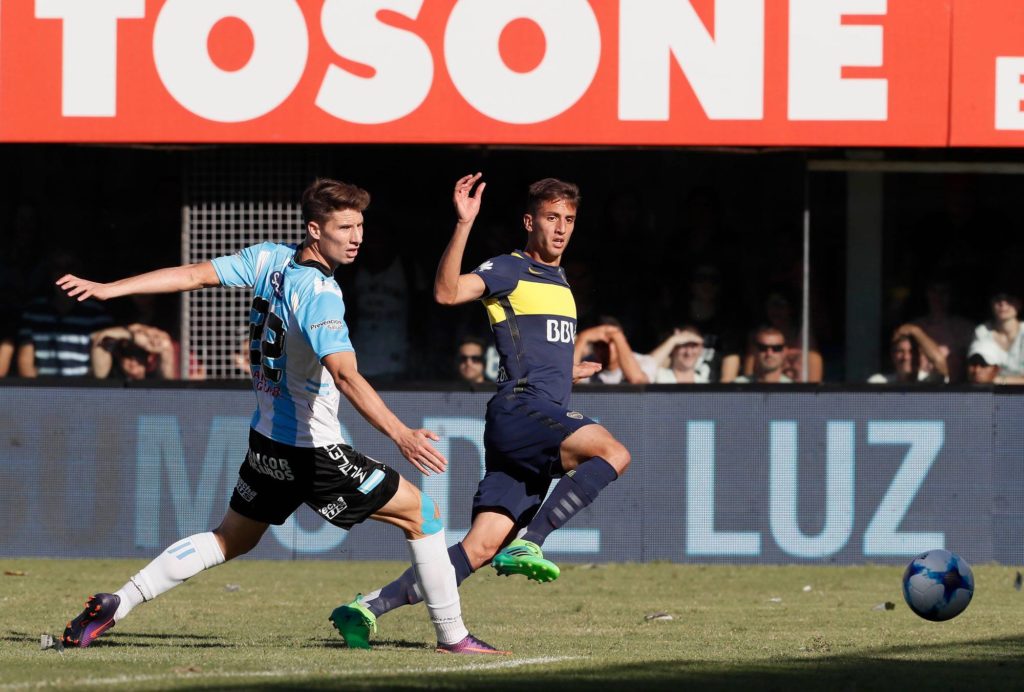 Bentancour disputa la pelota. BBVA Rafaela 0 - Boca 0. Fecha 21