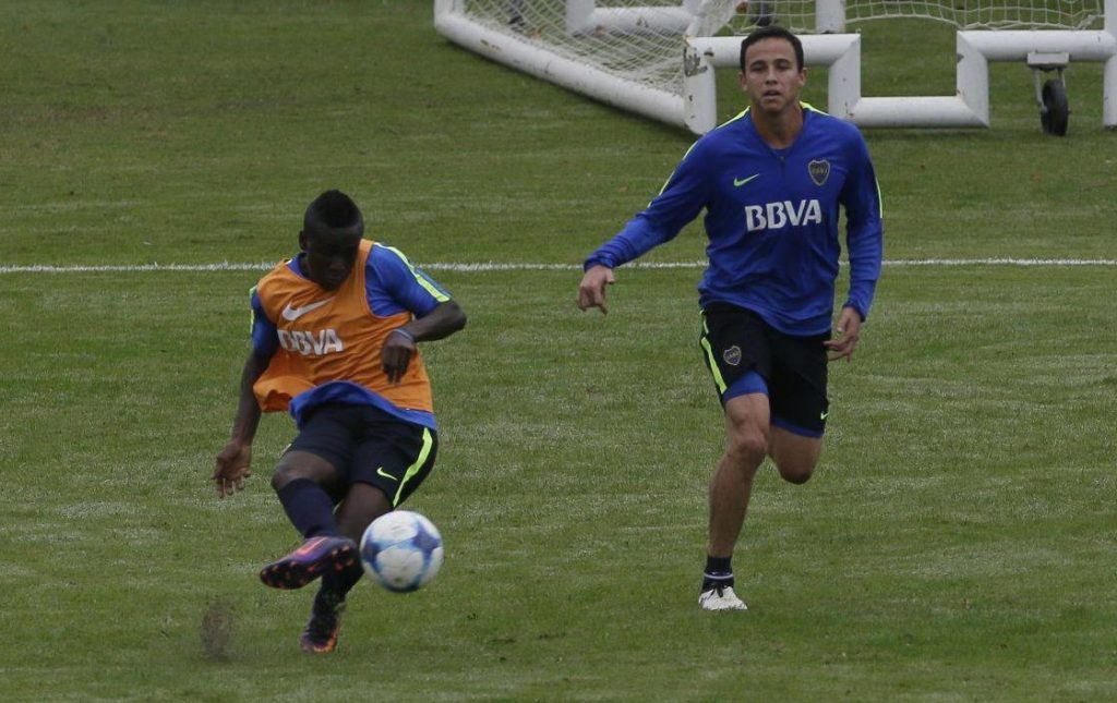 Leonardo Jara y Wilmar Barrios disputan la pelota Entrenamiento Boca BBVA