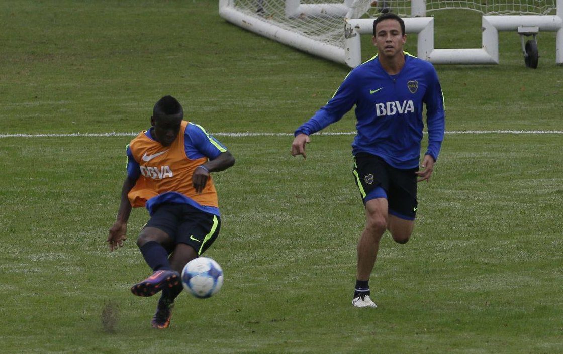 Leonardo Jara y Wilmar Barrios disputan la pelota Entrenamiento Boca BBVA
