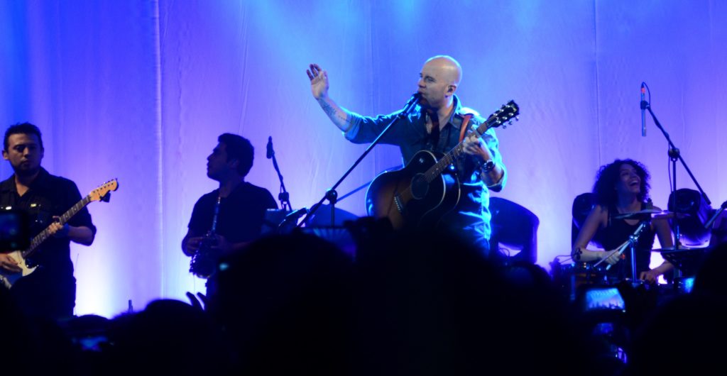 Fotografía de Gian Marco durante su concierto en la sede de BBVA en Lima.