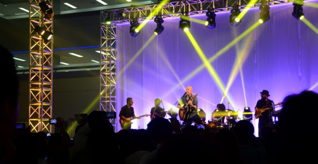 El cantante Gian Marco durante su presentación en la sede central de BBVA Continental. Fotografía de cantante peruana Gian Marco en sede de BBVA Continental.