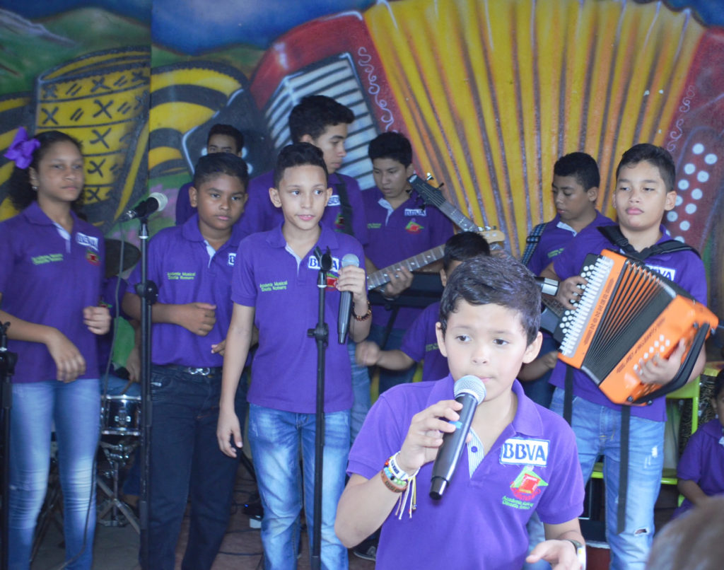 Niños de la escuela Dinastia Romero apoyada por BBVA Colombia Fotografía de ñiños de la escuela Dinastia Romero apoyada por BBVA Colombia