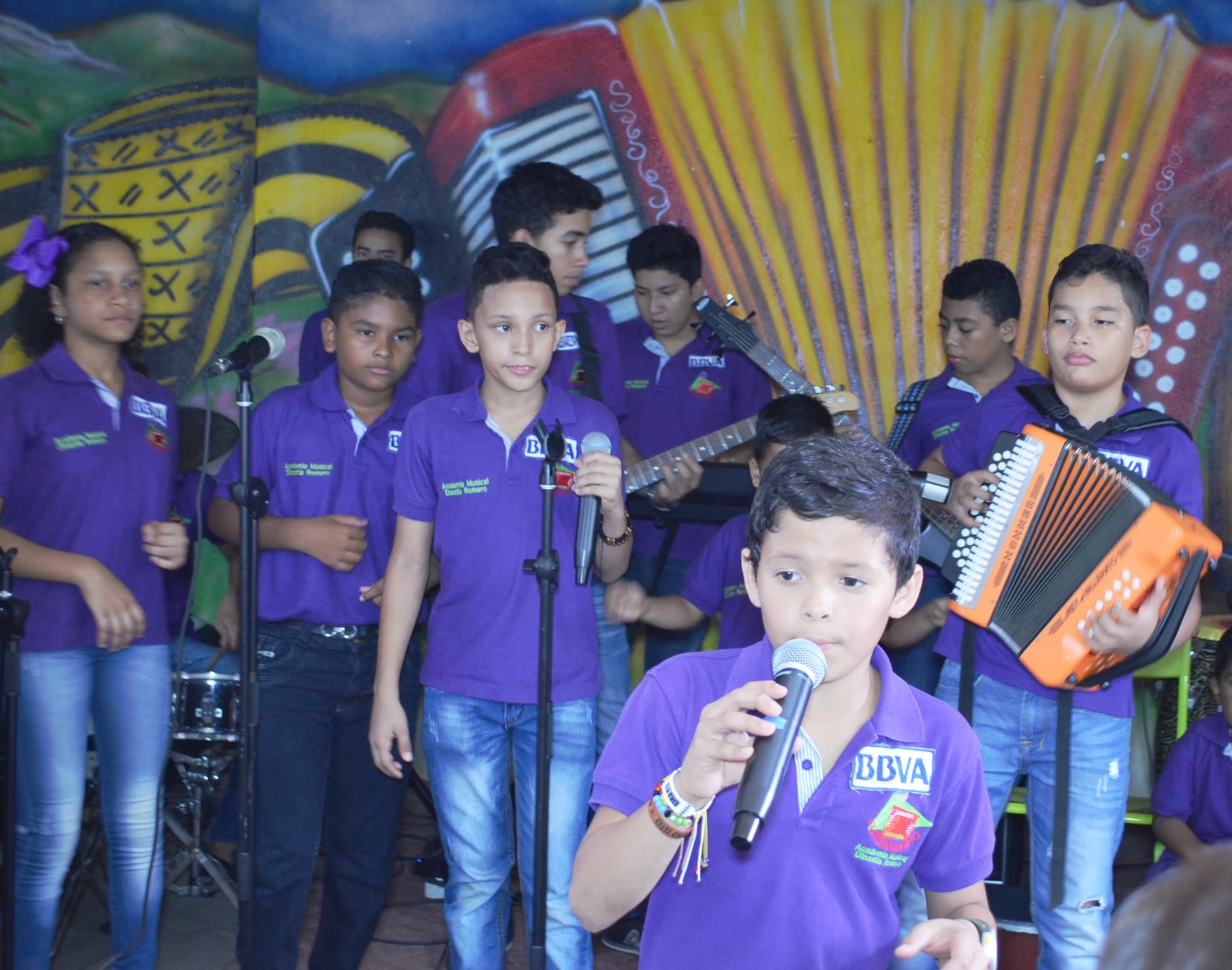 Niños de la escuela Dinastia Romero apoyada por BBVA Colombia Fotografía de ñiños de la escuela Dinastia Romero apoyada por BBVA Colombia