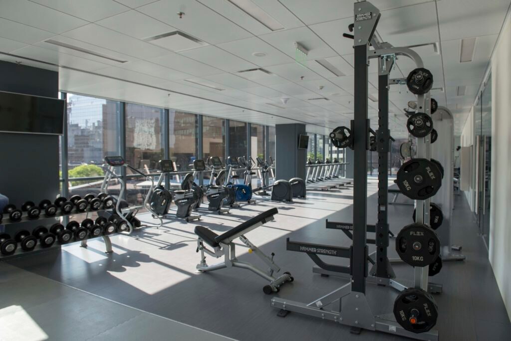 Gimnasio propio, ubicado en el primer piso, coordinado y asistido por profesionales de la educación física. Gimnasio Torre BBVA