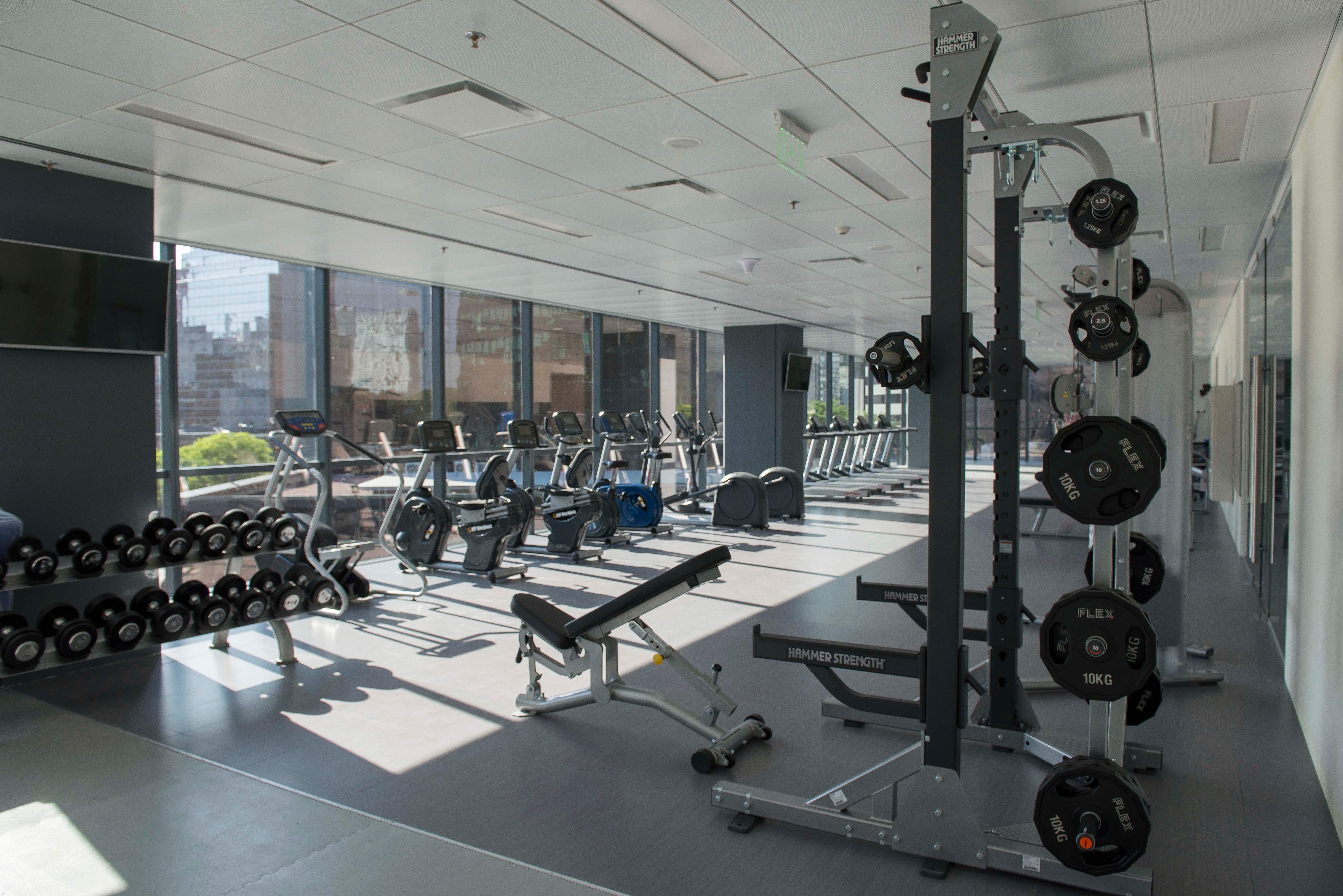 Gimnasio propio, ubicado en el primer piso, coordinado y asistido por profesionales de la educación física. Gimnasio Torre BBVA