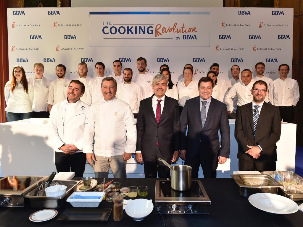 Joan, Josep y Jordi Roca con Carlos Gorría de BBVA y los estudiantes de la Escuela Superior de Hostelería de Bilbao