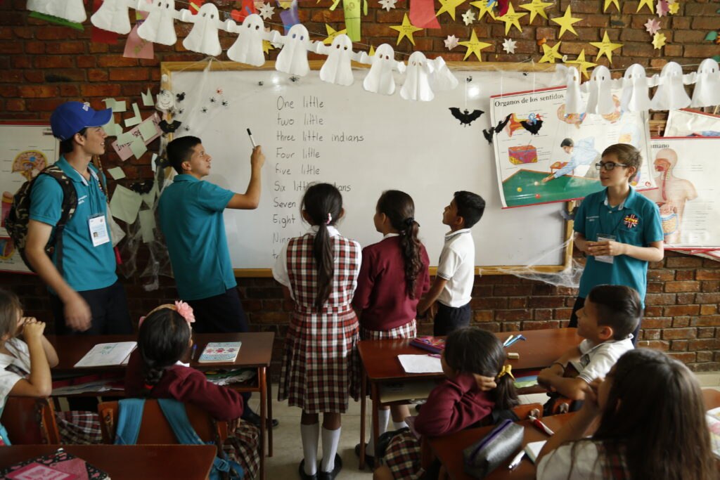 Fotografía de Jóvenes y niños en aulas