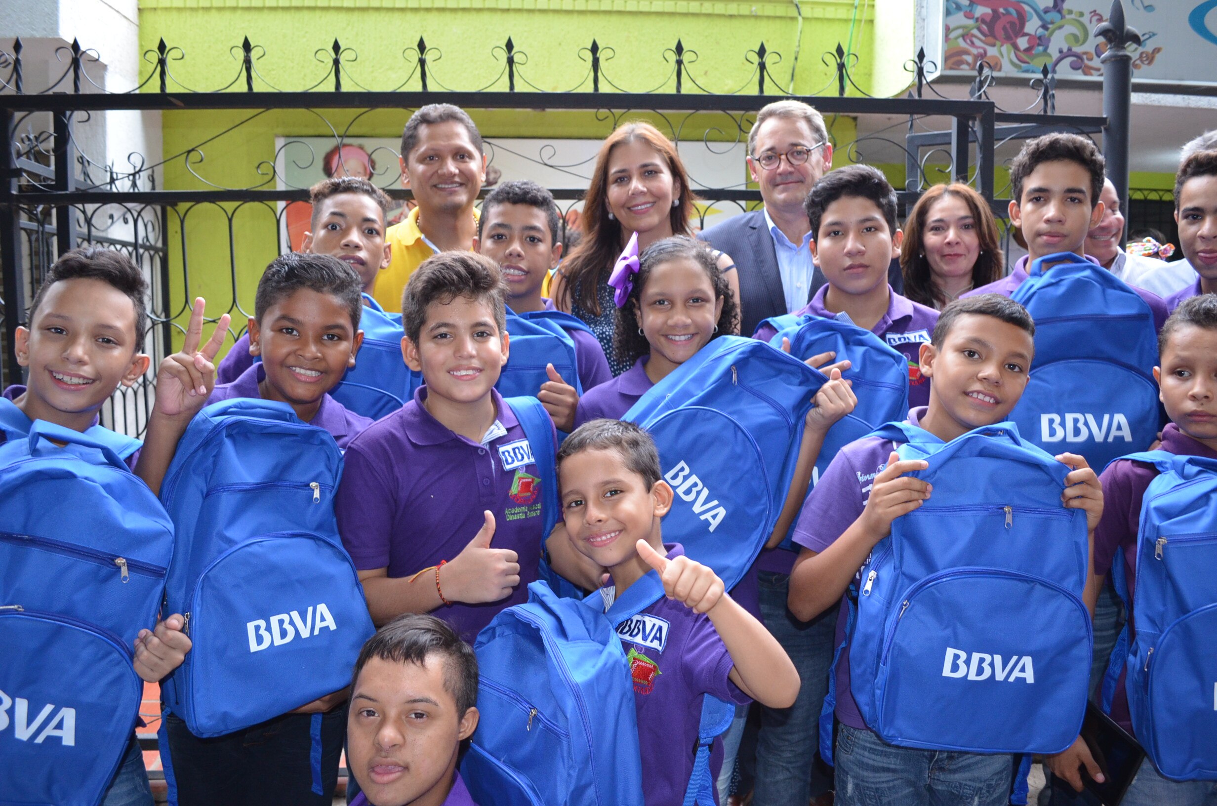 Fotografía de los niños de la escuela Dinastía Romero con los morrales de BBVA entregados por Óscar Cabrera