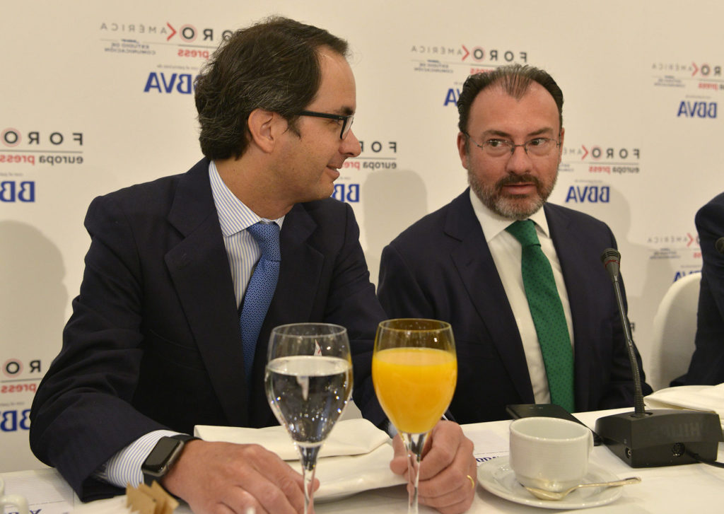 Imagen de Luis Videgaray, secretario de Relaciones Exteriores de México, y Jorge Sáenz Azcúnaga, director de Business Monitoring en BBVA en el encuentro Foro América organizado por Europa Press el 19 de abril de 2017.