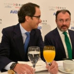 Imagen de Luis Videgaray, secretario de Relaciones Exteriores de México, y Jorge Sáenz Azcúnaga, director de Business Monitoring en BBVA en el encuentro Foro América organizado por Europa Press el 19 de abril de 2017.