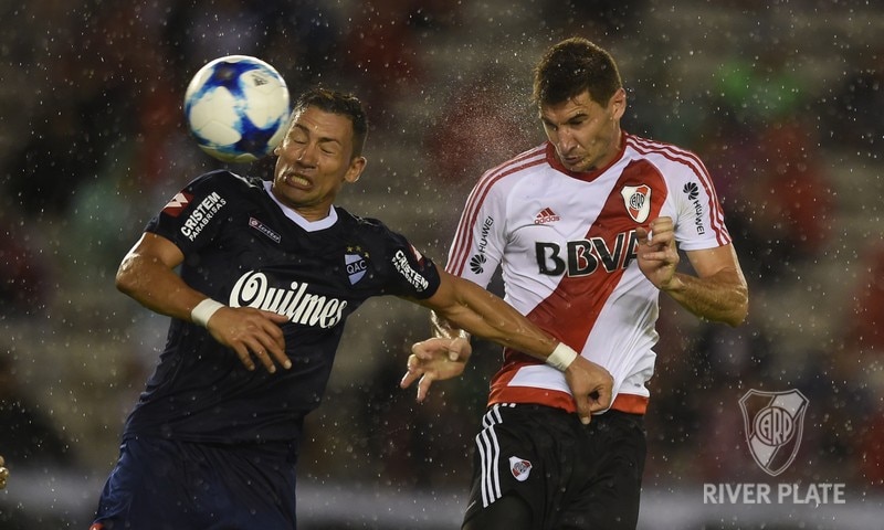 Lucas Alario cabecea la pelota River le ganó 2 a 0 a Quilmes con dos goles de Lucas Alario