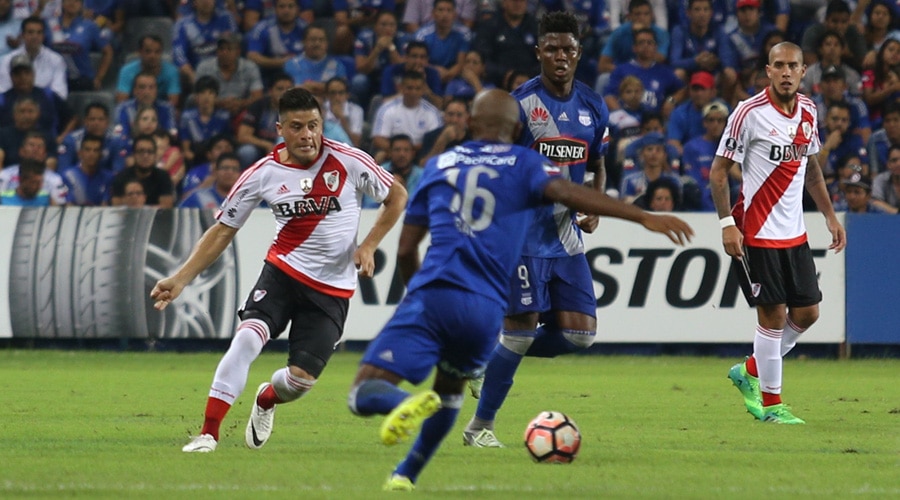 Jorge Moreira y Jonatan Maidana disputan el balón con los jugadores de Emelec River 2 Emelec 1, Copa Libertadores 2017. BBVA