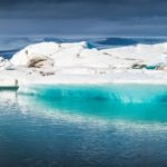 Imagen de Icebergs en el Ártico, donde una investigación apoyada por Fundación BBVA ha encontrado toneladas de plástico.