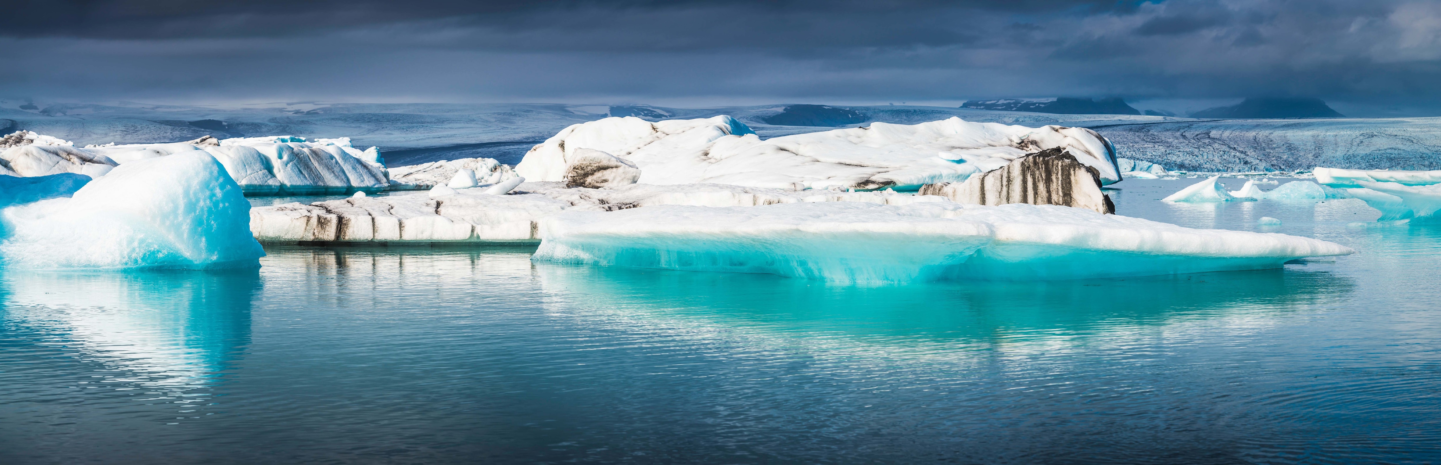 Icebergs en el Ártico. Imagen de Icebergs en el Ártico, donde una investigación apoyada por Fundación BBVA ha encontrado toneladas de plástico.