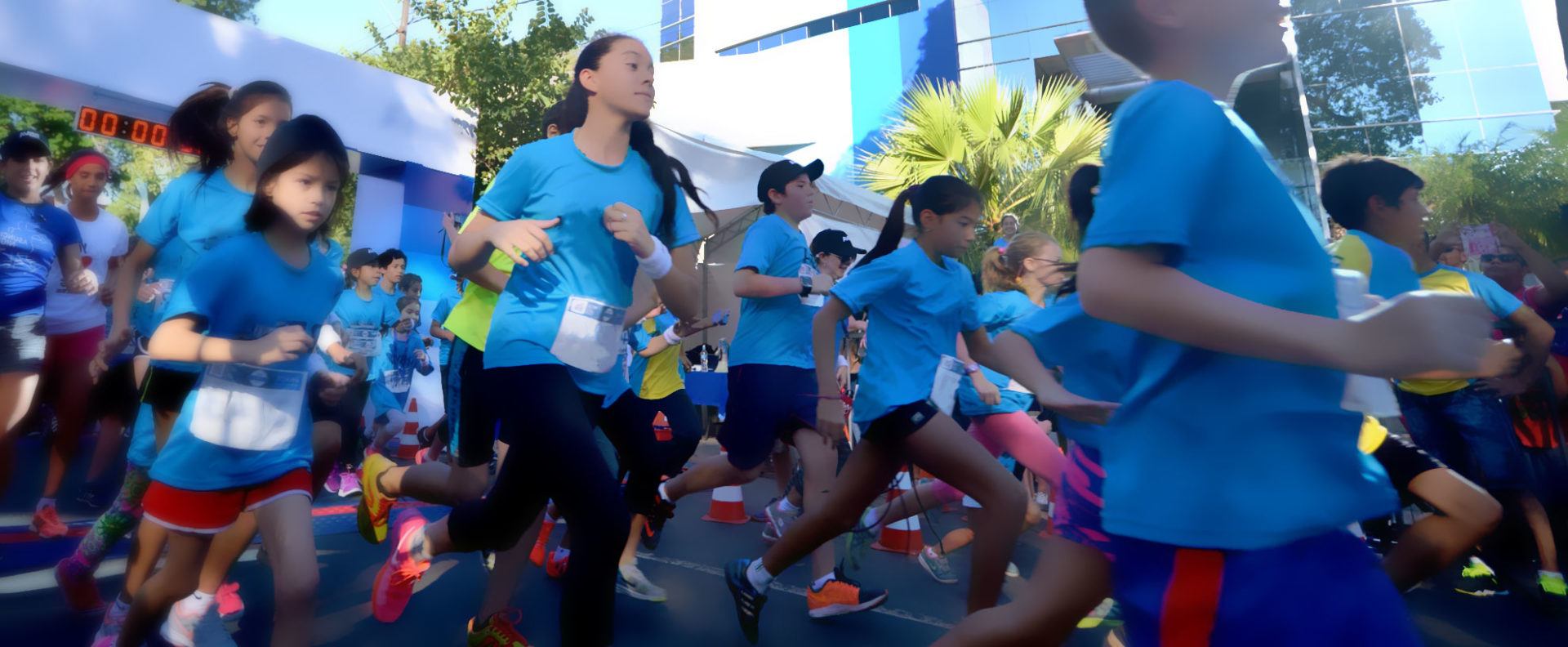 Niños corriendo en carrera BBVA Paraguay