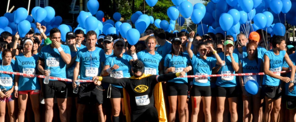 Linea largada carrera corredores Largada Marea Azul 2016