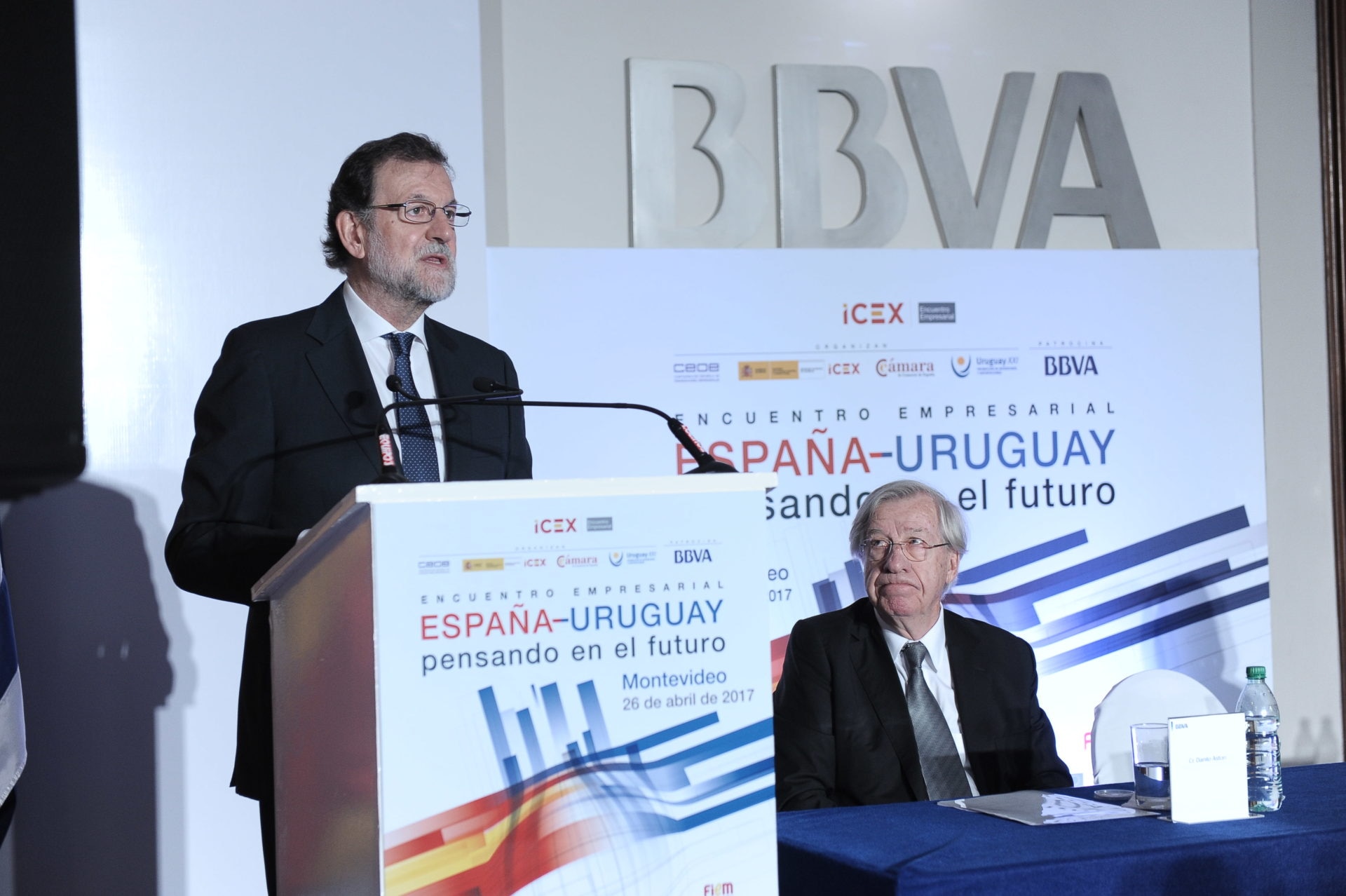fotografia de mariano rajoy presidente españa danilo astori ministro economia finanzas uruguay sede bbva