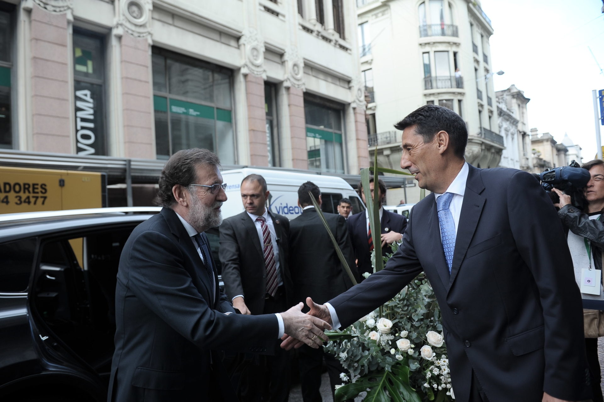 fotografia de mariano rajoy presidente gobierno españa antonio alonso country manager uruguay sede visita bbva