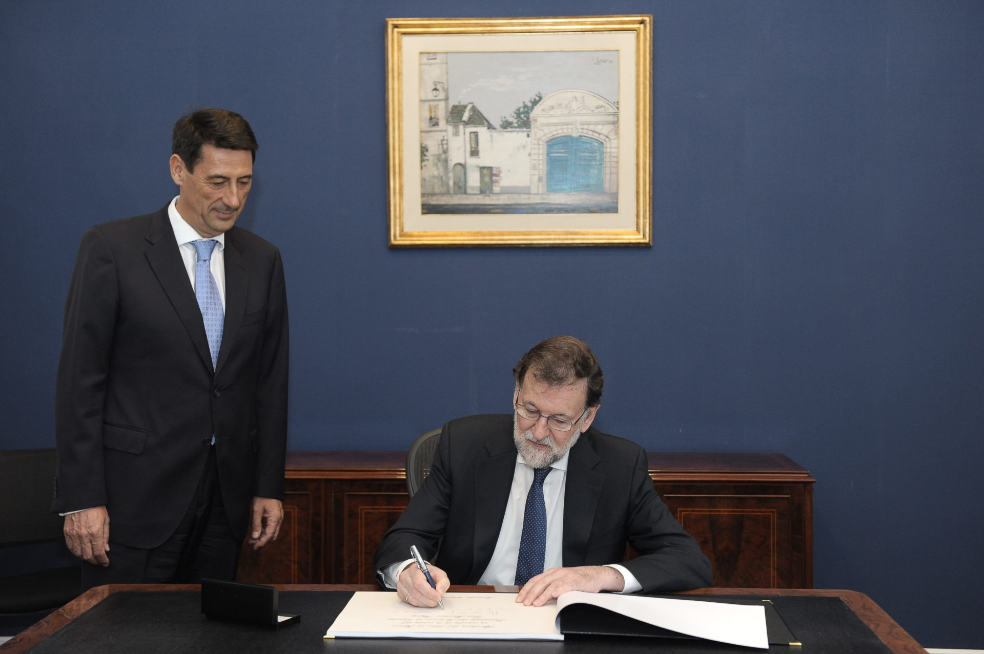 fotografia de mariano rajoy presidente gobierno españa antonio alonso presidente ejecutivo uruguay visita sede firma bbva